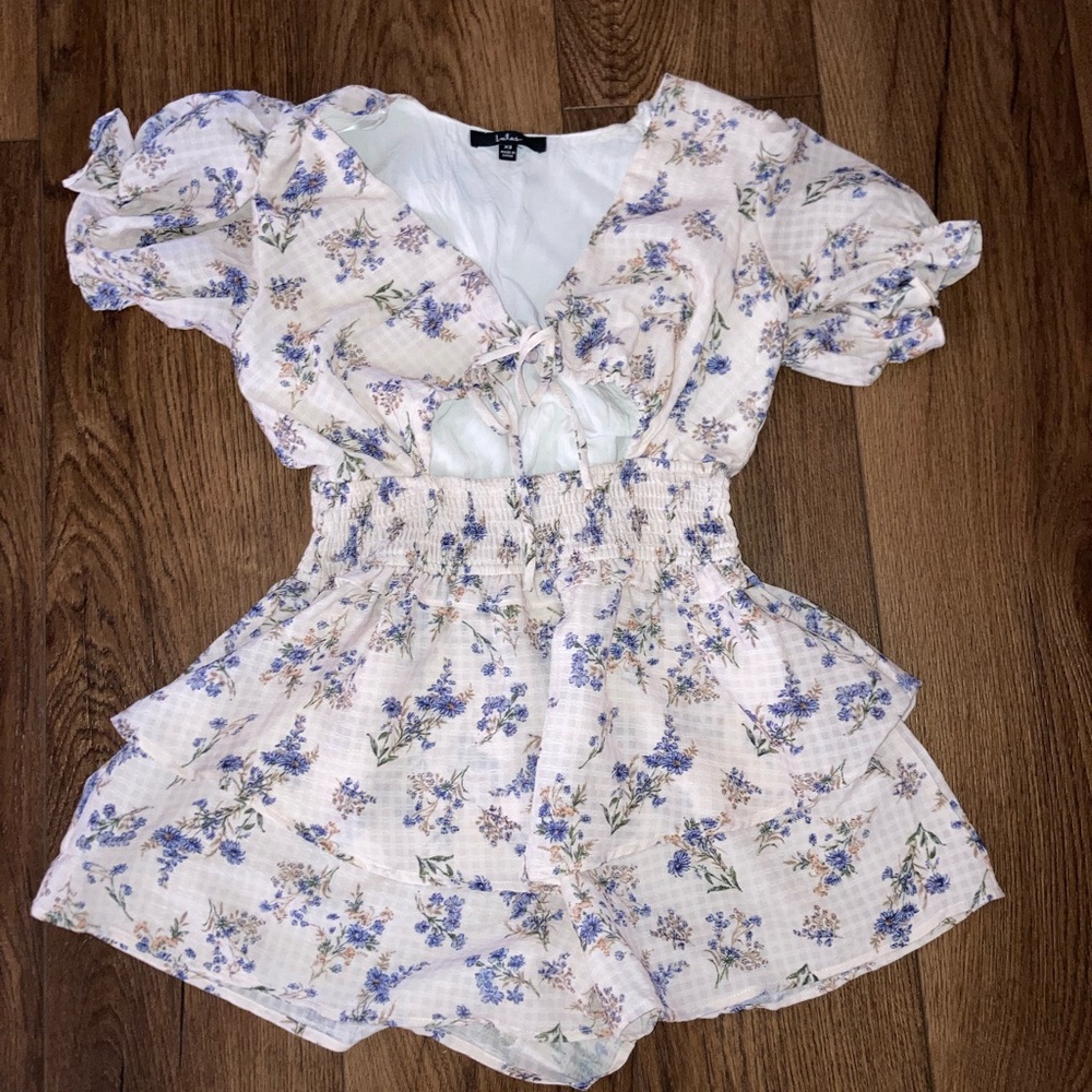 Lulus women’s Floral Tie-Front Puff Sleeve Romper  size xs